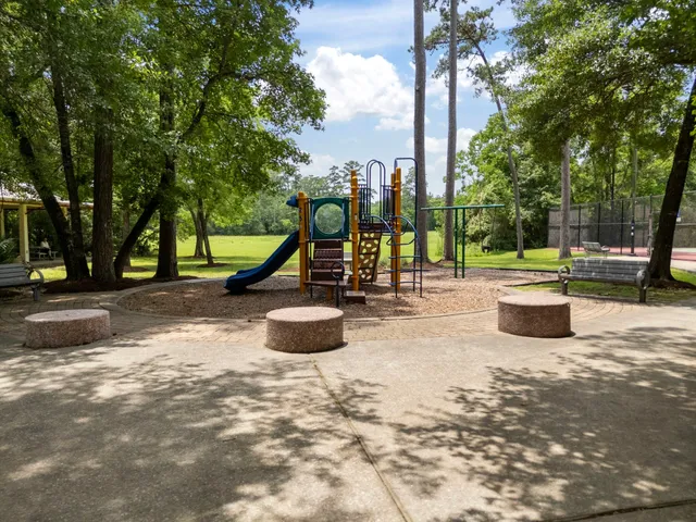 a tennis court that has tennis net