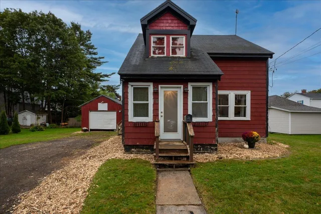 $240,000 | 16 Hill Street, Rockland, ME 04841