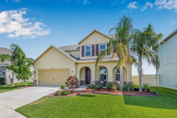 a view of a house with a yard