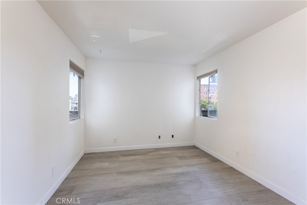 327 Chestnut Avenue, Unit 201 Long Beach, CA 90802 - Photo 12 of 29 an empty room with a window