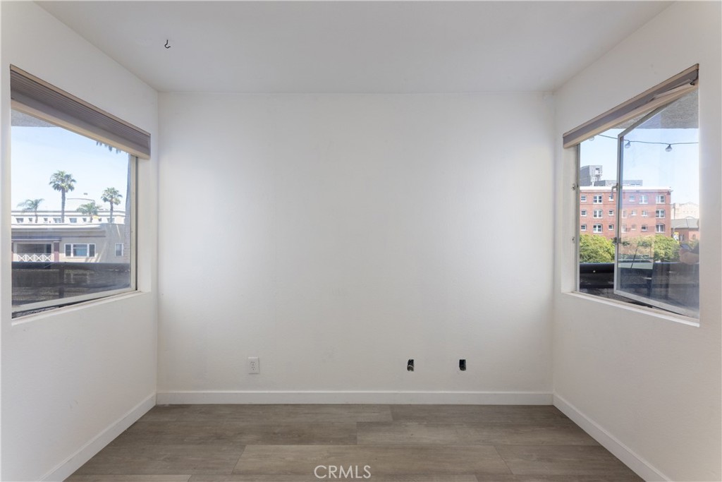 327 Chestnut Avenue, Unit 201 Long Beach, CA 90802 - Photo 14 of 29 an empty room with a window