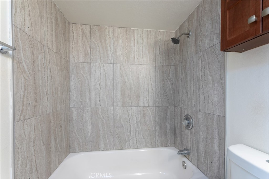 327 Chestnut Avenue, Unit 201 Long Beach, CA 90802 - Photo 16 of 29 a bathroom with a white tub