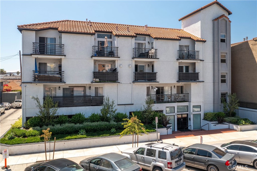 327 Chestnut Avenue, Unit 201 Long Beach, CA 90802 - Photo 2 of 29 a view of a house with car parked
