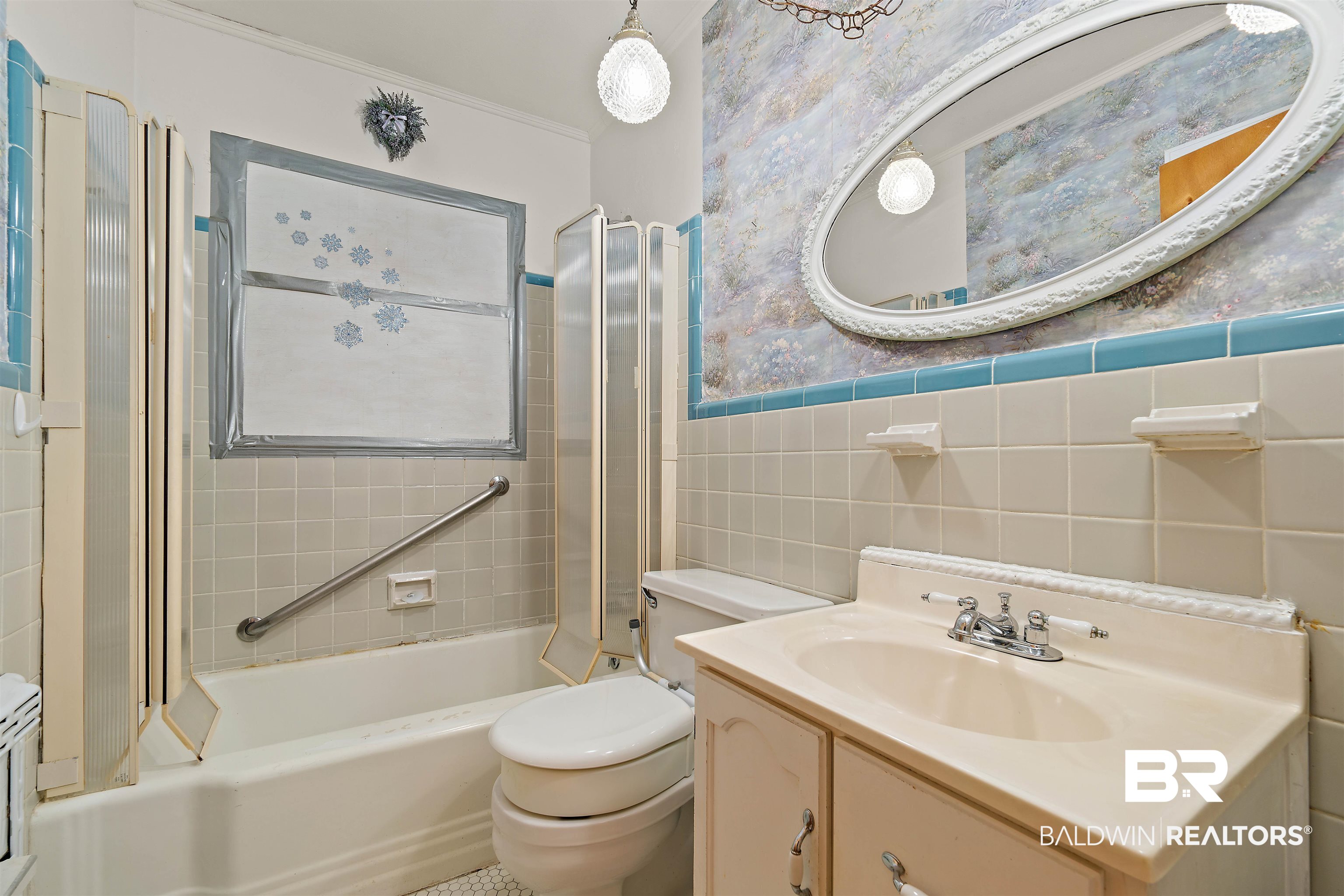 5321 Colonial Circle South Mobile, AL 36618 - Photo 13 of 22 Hall Bathroom