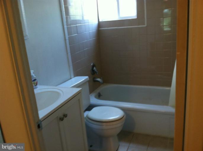 2074 Larkhall Road Baltimore, MD 21222 - Photo 7 of 10 Bath