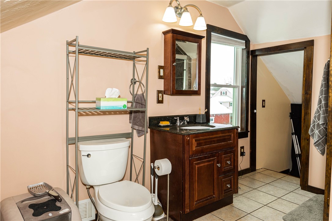 33 Wadsworth Street Warwick, RI 02889 - Photo 12 of 20 Full Bath