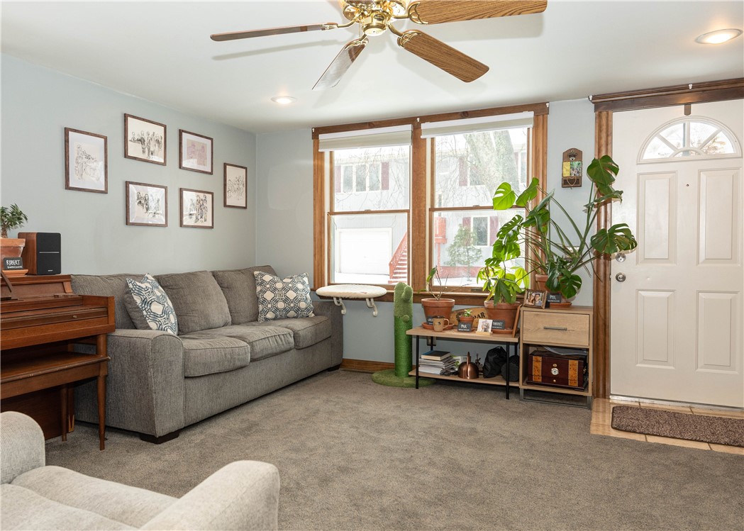 33 Wadsworth Street Warwick, RI 02889 - Photo 5 of 20 Gallery Image 5