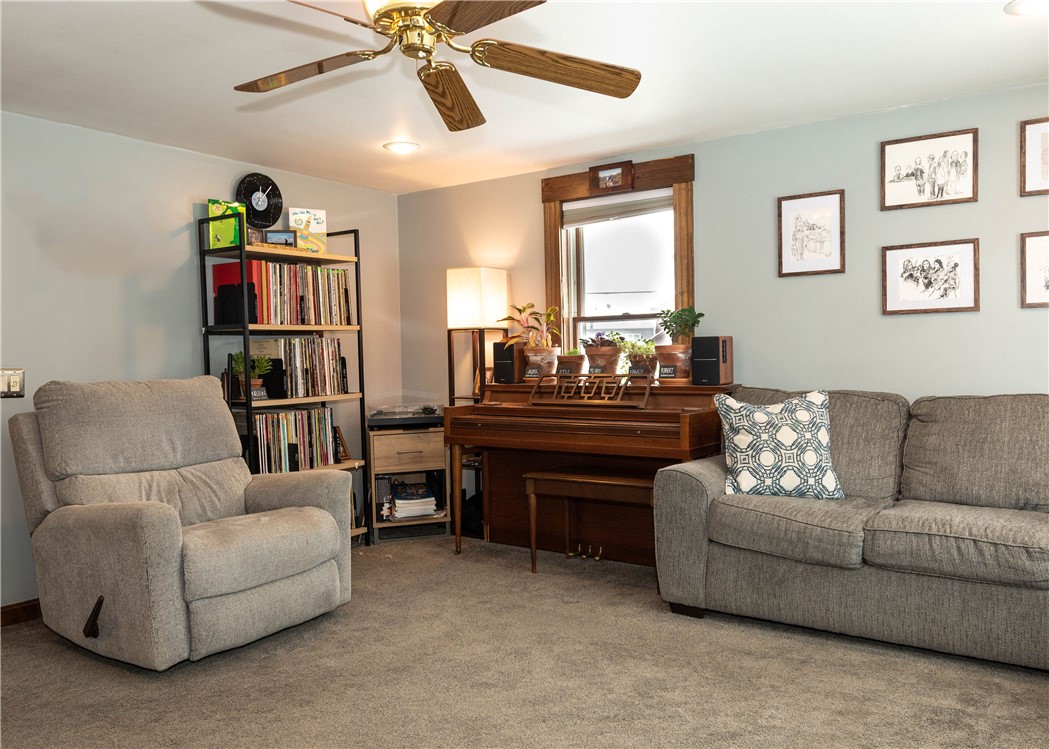 33 Wadsworth Street Warwick, RI 02889 - Photo 6 of 20 Gallery Image 6