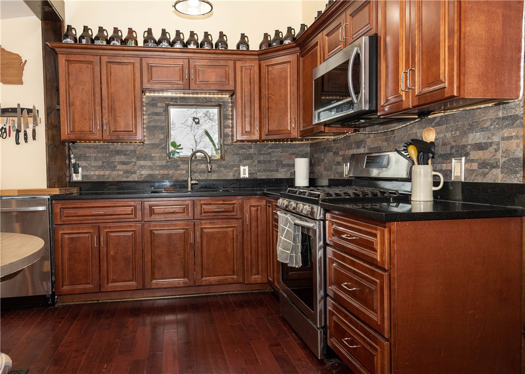 33 Wadsworth Street Warwick, RI 02889 - Photo 8 of 20 Eat In with Cathedral Ceiling.
