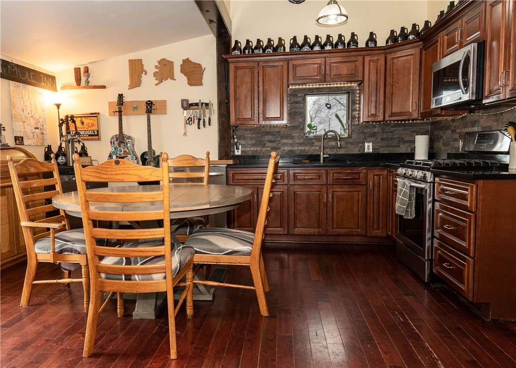 33 Wadsworth Street Warwick, RI 02889 - Photo 9 of 20 Gallery Image 9