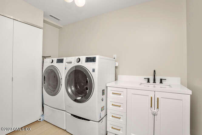 19 Crawford Terrace Riverside, CT 06878 - Photo 21 of 26 a utility room with dryer and washer