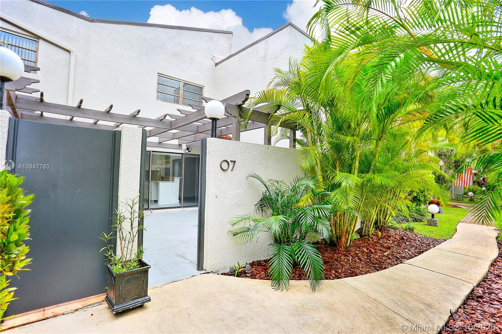 4702 Southwest 67th Avenue, Unit O7 Miami, FL 33155 - Photo 1 of 33