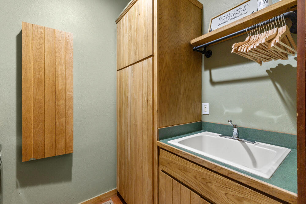 11750 Merganser Road Klamath Falls, OR 97601 - Photo 43 of 66 a bathroom with a sink and a shower
