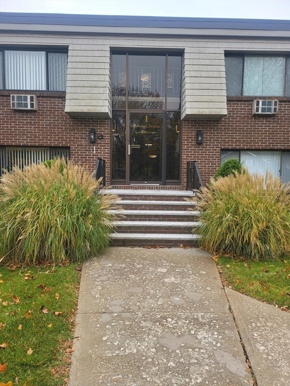 1 Hallmark Gardens, Unit 1 Burlington, MA 01803 - Photo 3 of 14 a view of a house with a yard