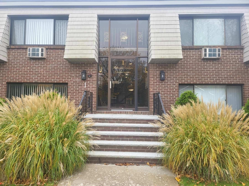 1 Hallmark Gardens, Unit 1 Burlington, MA 01803 - Photo 4 of 14