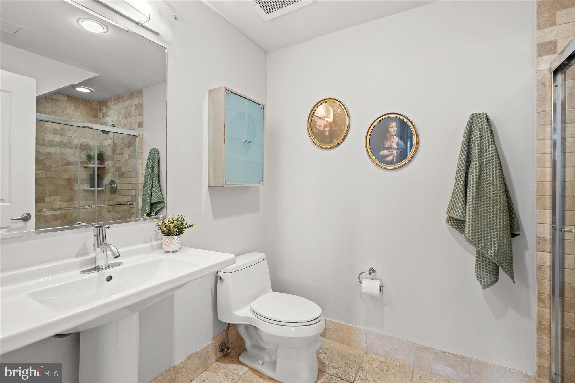 2125 14th Street Northwest, Unit 915 Washington, DC 20009 - Photo 18 of 28 Full bathroom