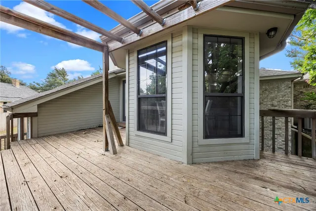 a view of entryway of a house