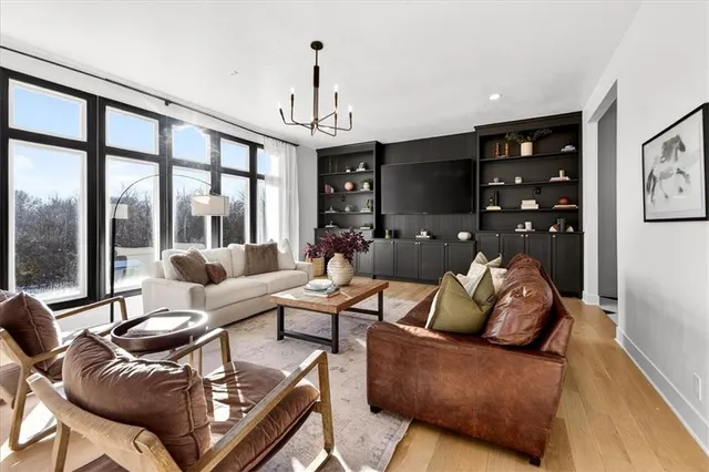 $1,095,000 | 10125 West 149th Terrace, Overland Park, KS 66221