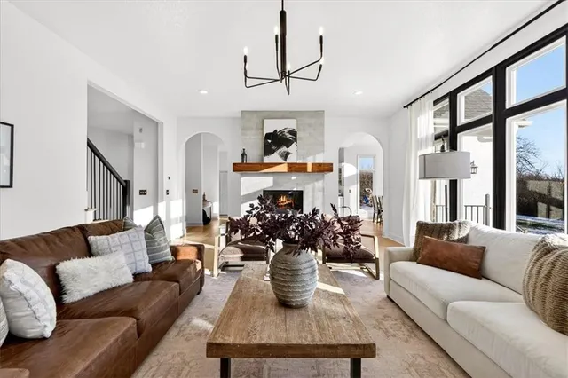 $1,095,000 | 10125 West 149th Terrace, Overland Park, KS 66221