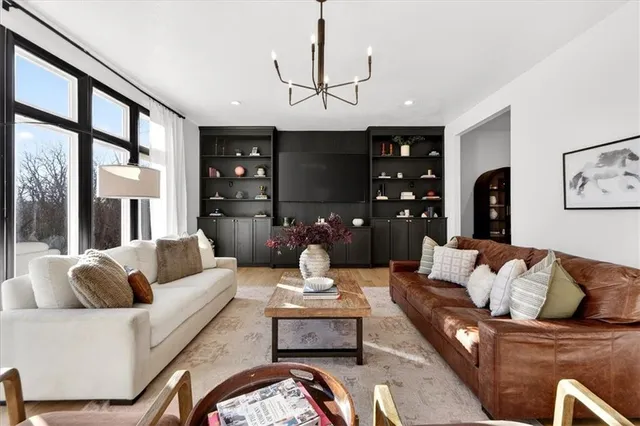 $1,095,000 | 10125 West 149th Terrace, Overland Park, KS 66221