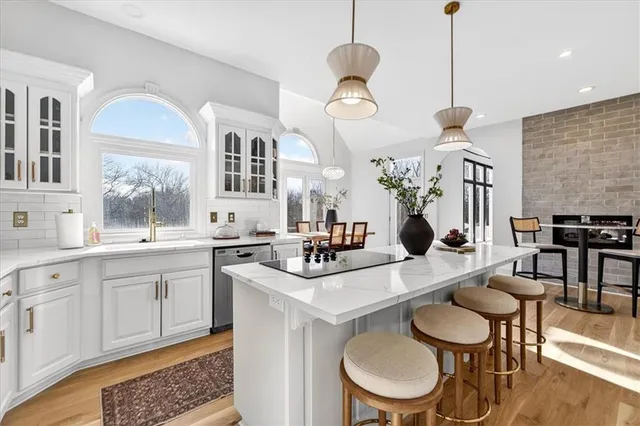 $1,095,000 | 10125 West 149th Terrace, Overland Park, KS 66221