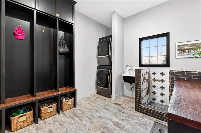 $1,095,000 | 10125 West 149th Terrace, Overland Park, KS 66221