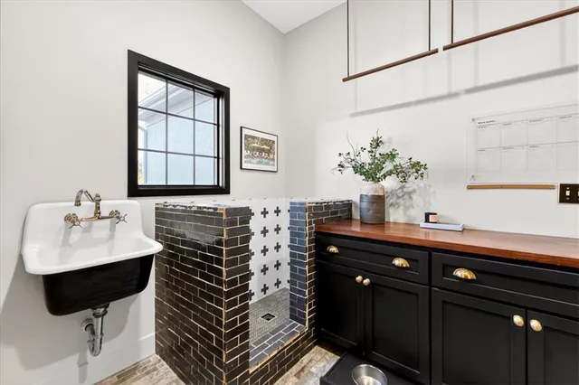 $1,095,000 | 10125 West 149th Terrace, Overland Park, KS 66221