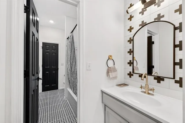 $1,095,000 | 10125 West 149th Terrace, Overland Park, KS 66221