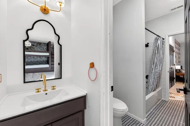 $1,095,000 | 10125 West 149th Terrace, Overland Park, KS 66221