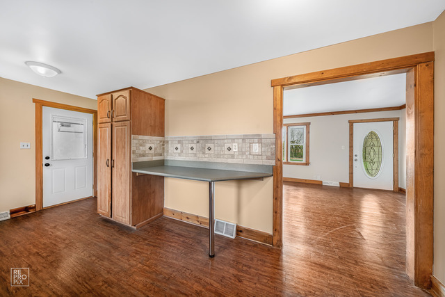 25915 South Tehle Road Elwood, IL 60421 - Photo 4 of 15 a view of a hallway with wooden floor and livingroom
