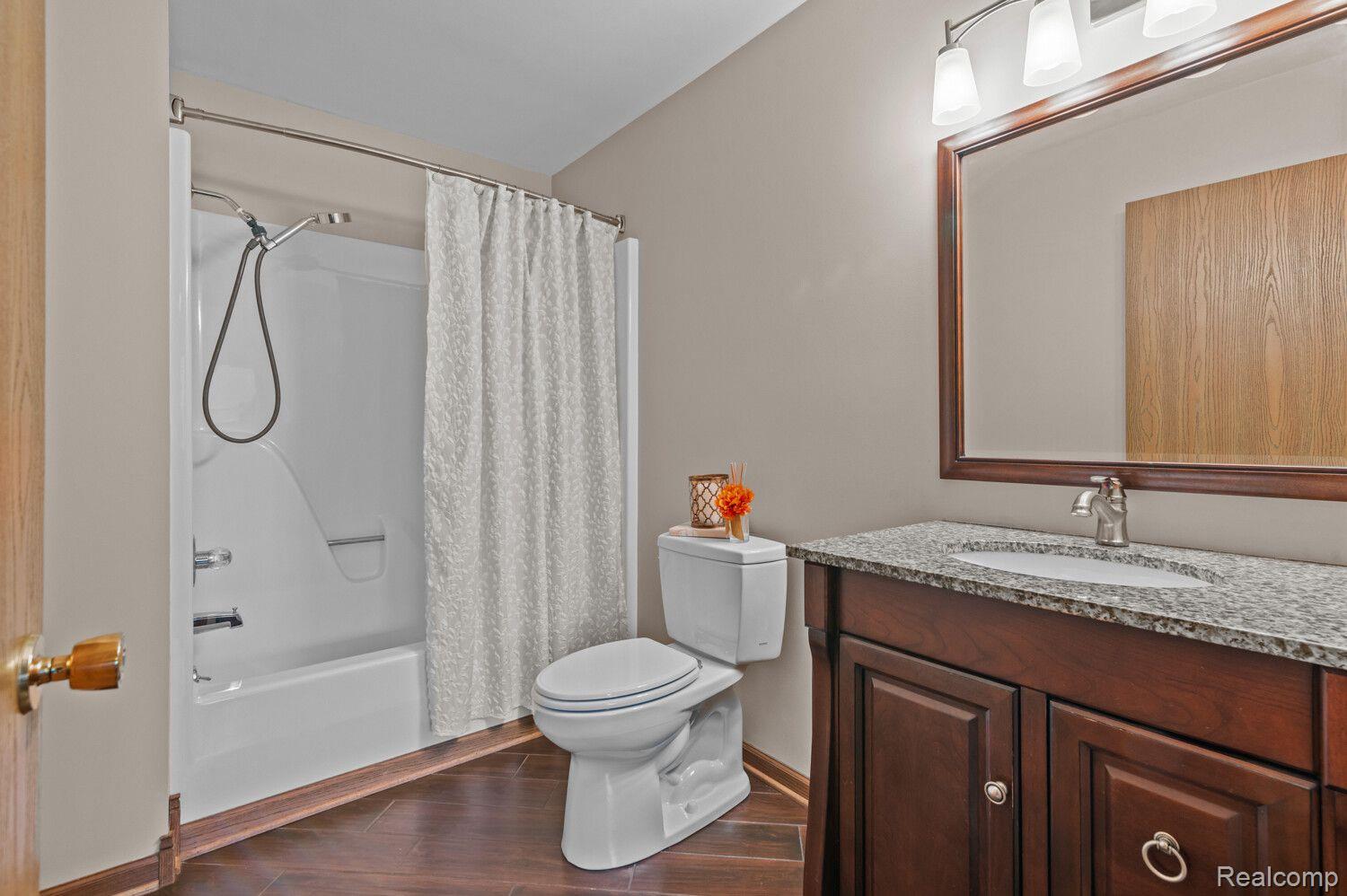 18111 Elwell Road Belleville, MI 48111 - Photo 11 of 32 Primary full bathroom