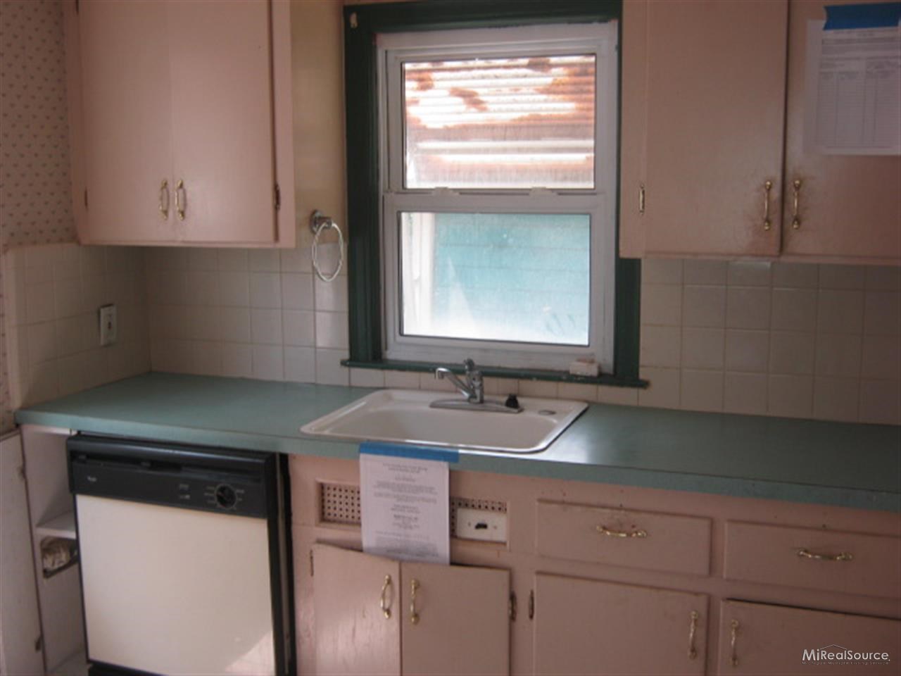 22010 Moross Road Grosse Pointe, MI 48236 - Photo 5 of 15 31159643-4.JPG