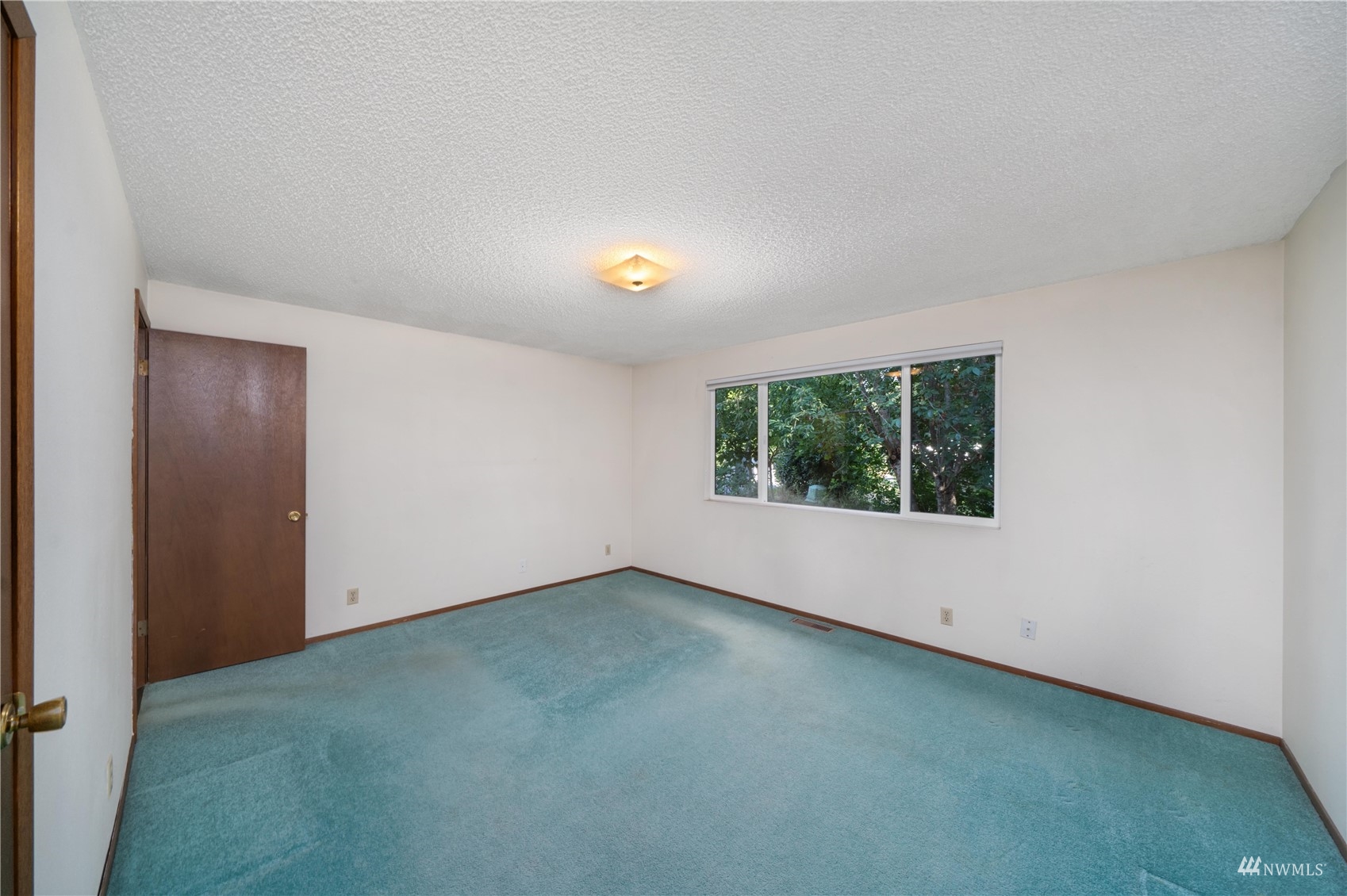 30807 26th Avenue Southwest Federal Way, WA 98023 - Photo 22 of 40 an empty room with windows