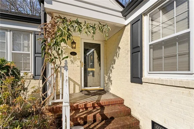 $2,600 | 221 West Avondale Drive, Greensboro, NC 27403