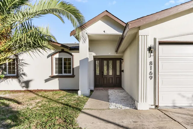 a view of a house with a yard