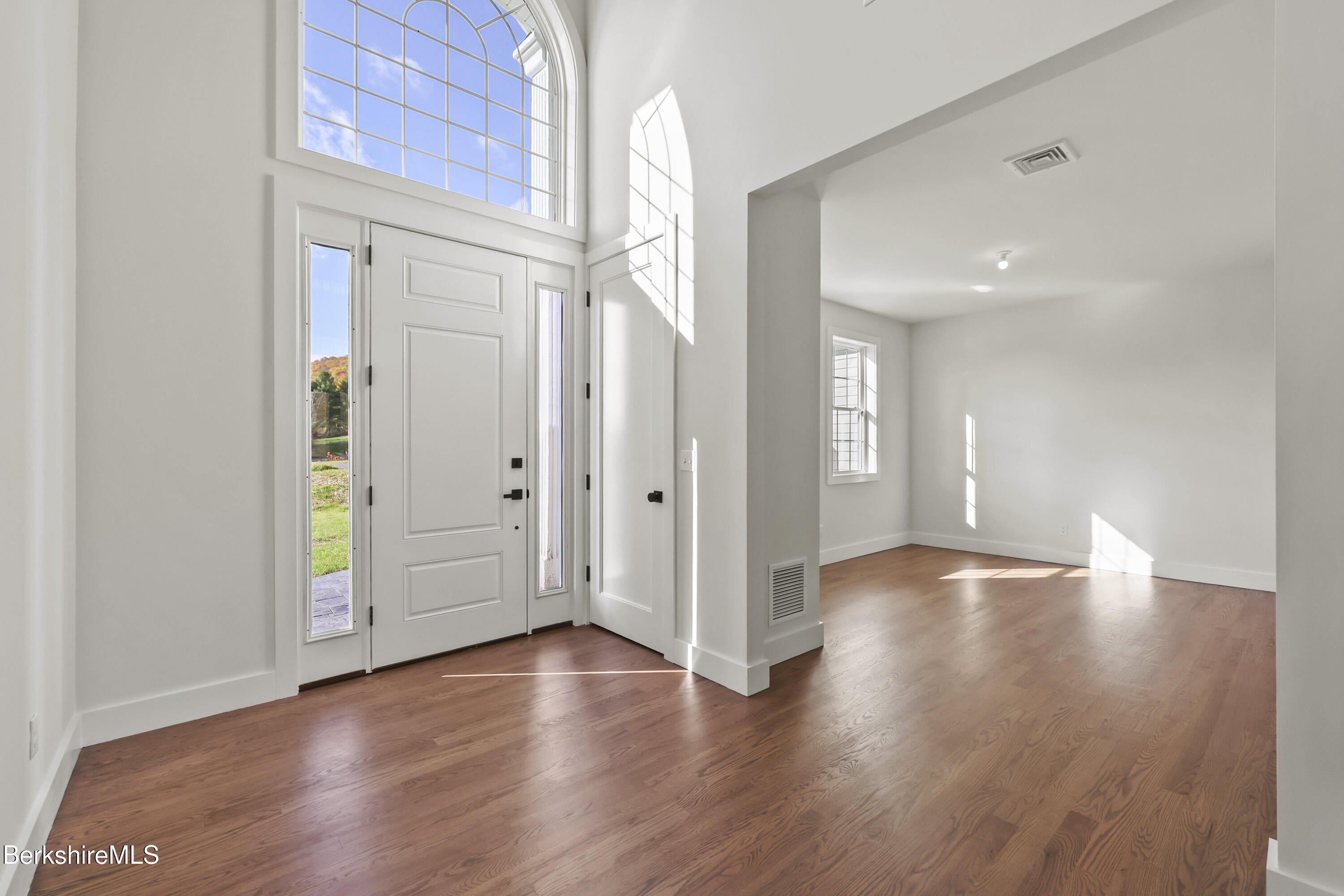 8 Northbrook Lane Pittsfield, MA 01201 - Photo 11 of 90 25 Foyer