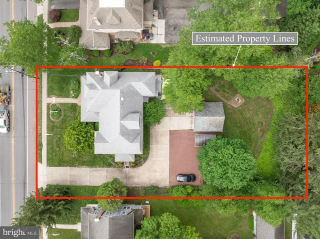 a view of livingroom with furniture