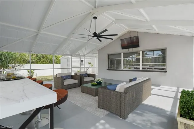 a view of a backyard