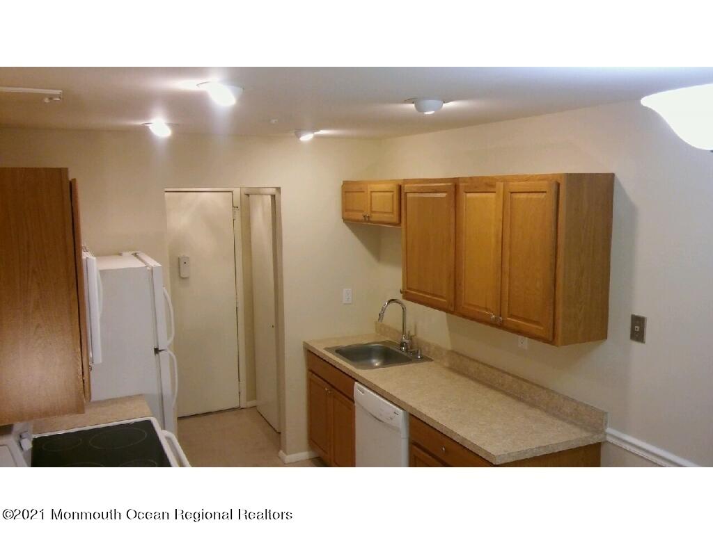 58 Amberly Drive, Unit B Manalapan, NJ 07726 - Photo 4 of 25 04-Photo 4