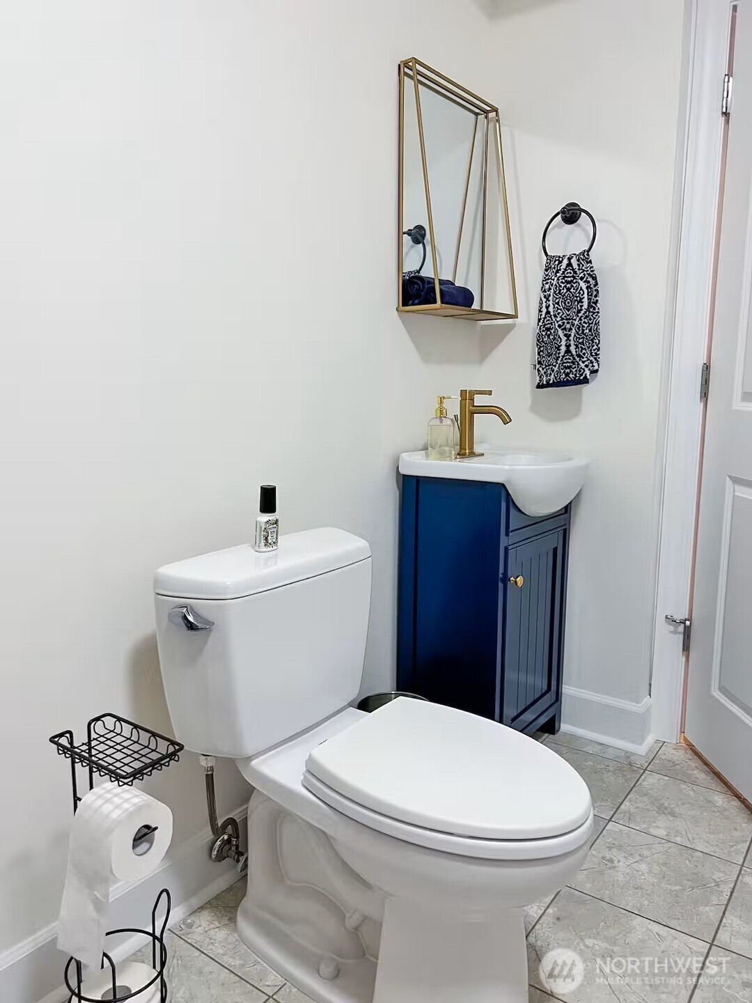 9550 132nd Avenue Southeast Renton, WA 98059 - Photo 25 of 34 a bathroom with a toilet a sink and mirror