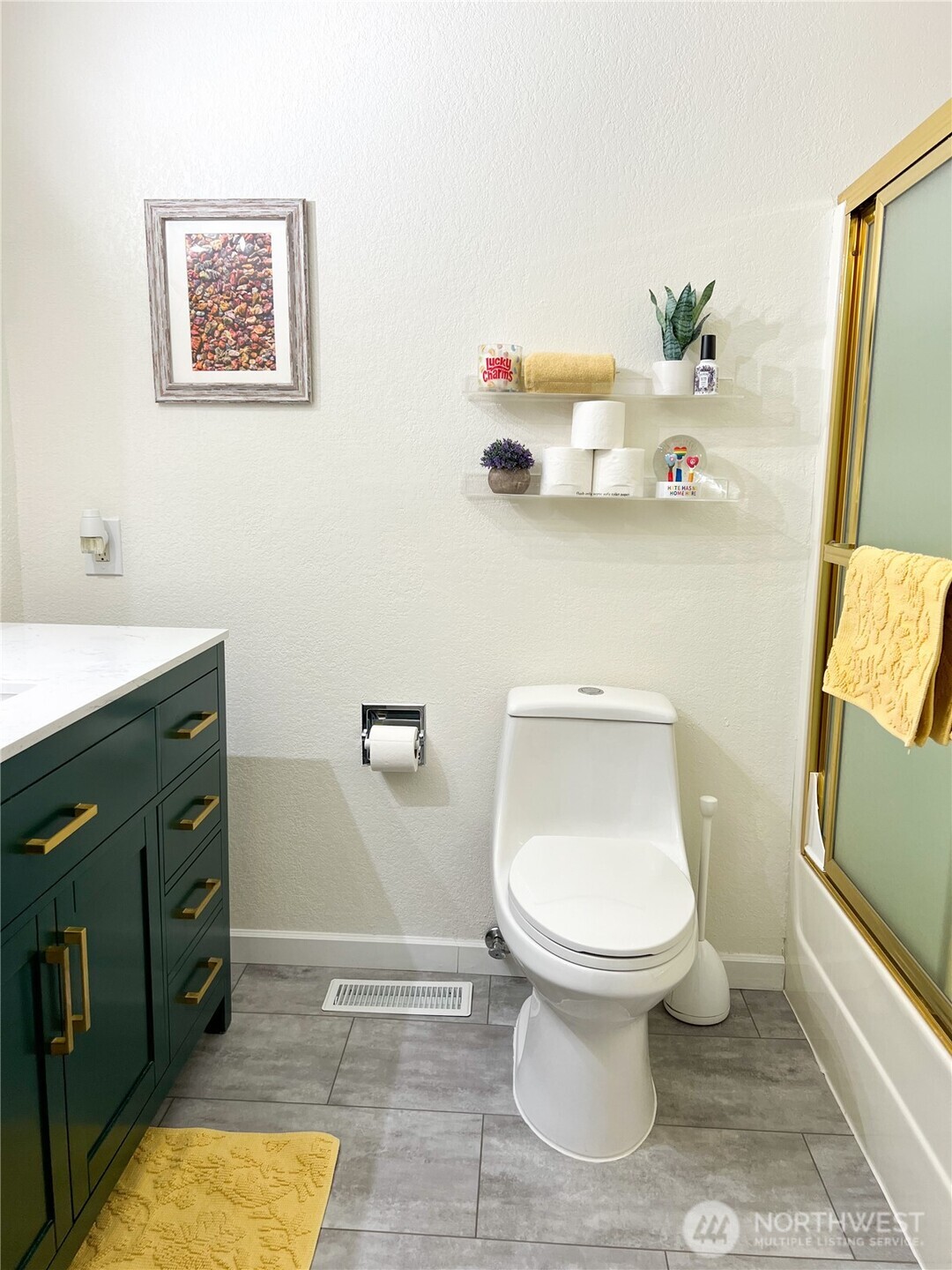 9550 132nd Avenue Southeast Renton, WA 98059 - Photo 29 of 34 a bathroom with a toilet sink and mirror