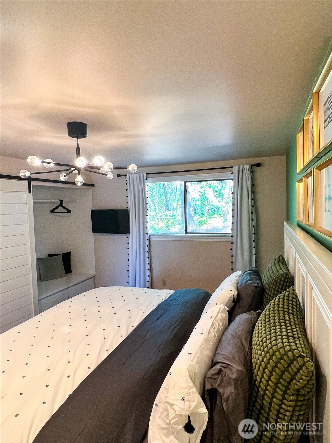 9550 132nd Avenue Southeast Renton, WA 98059 - Photo 10 of 34 a living room with a bed furniture and a window