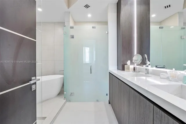 $4,490,000 | 900 Brickell Key Boulevard, Unit 3103, Miami, FL 33131