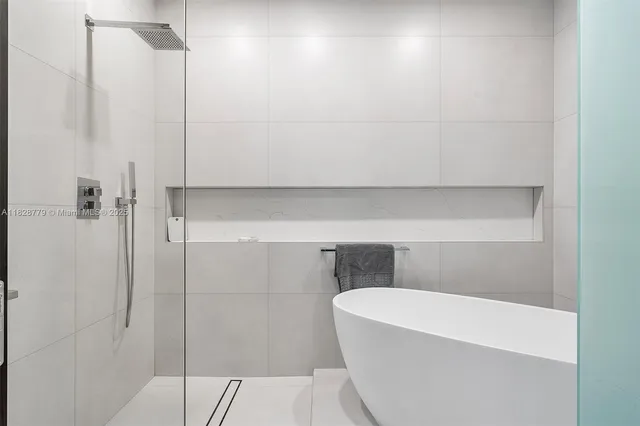 $4,490,000 | 900 Brickell Key Boulevard, Unit 3103, Miami, FL 33131