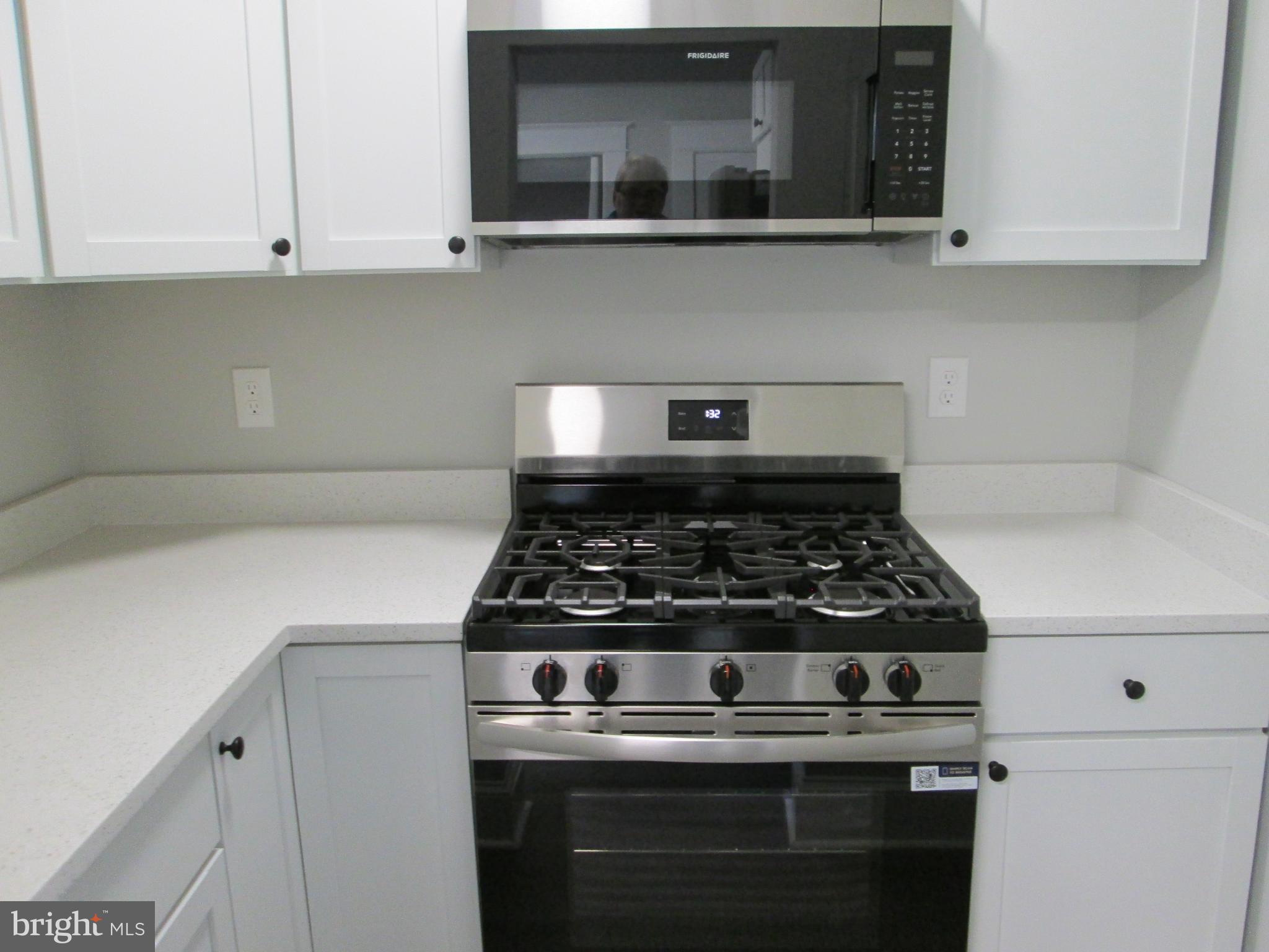205 Wicklow Road Glen Burnie, MD 21061 - Photo 4 of 52 a stove top oven sitting inside of a kitchen