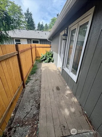 a view of a backyard