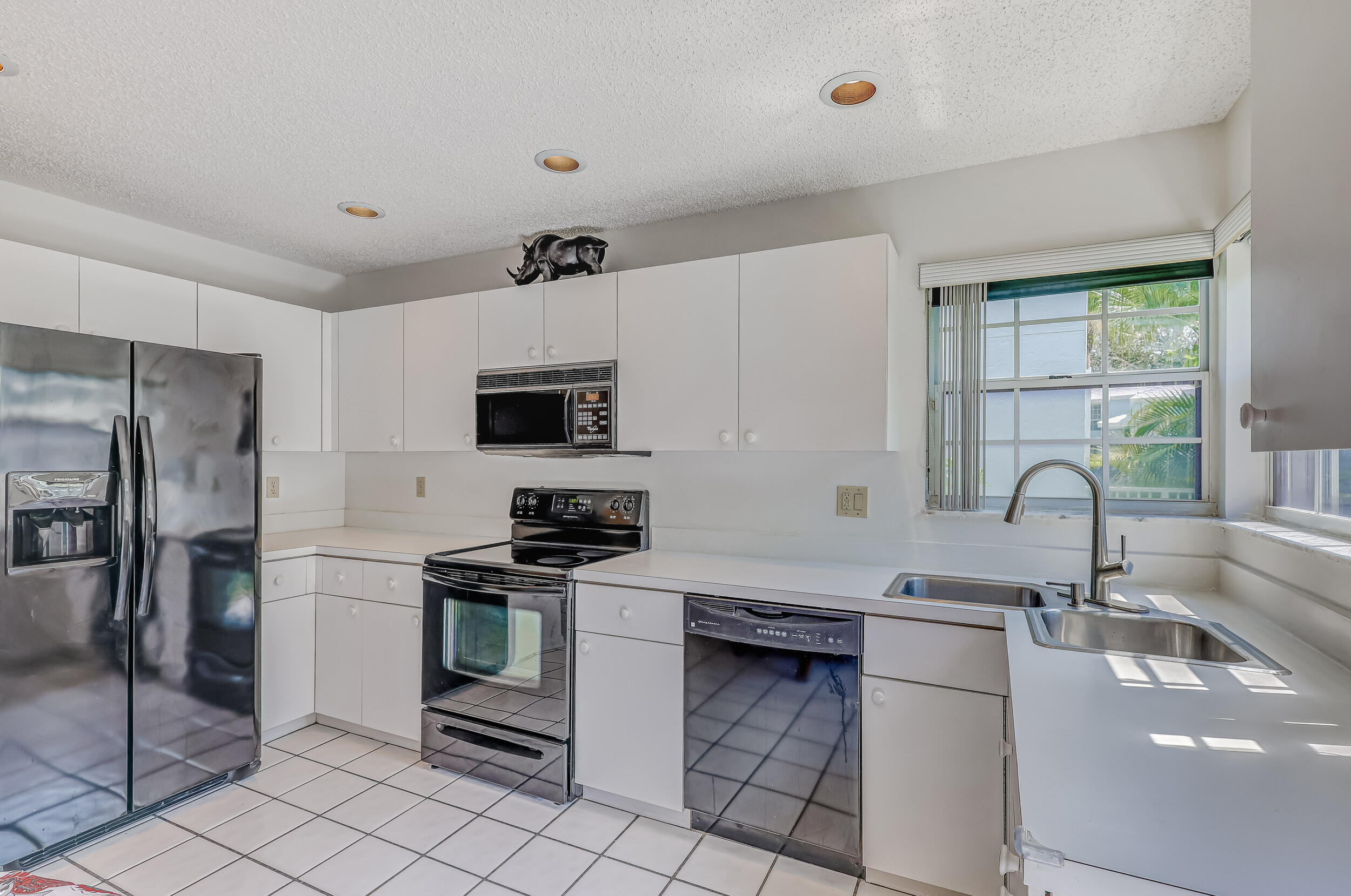 18166 Southeast Fairview Circle Jupiter, FL 33469 - Photo 15 of 48 Kitchen