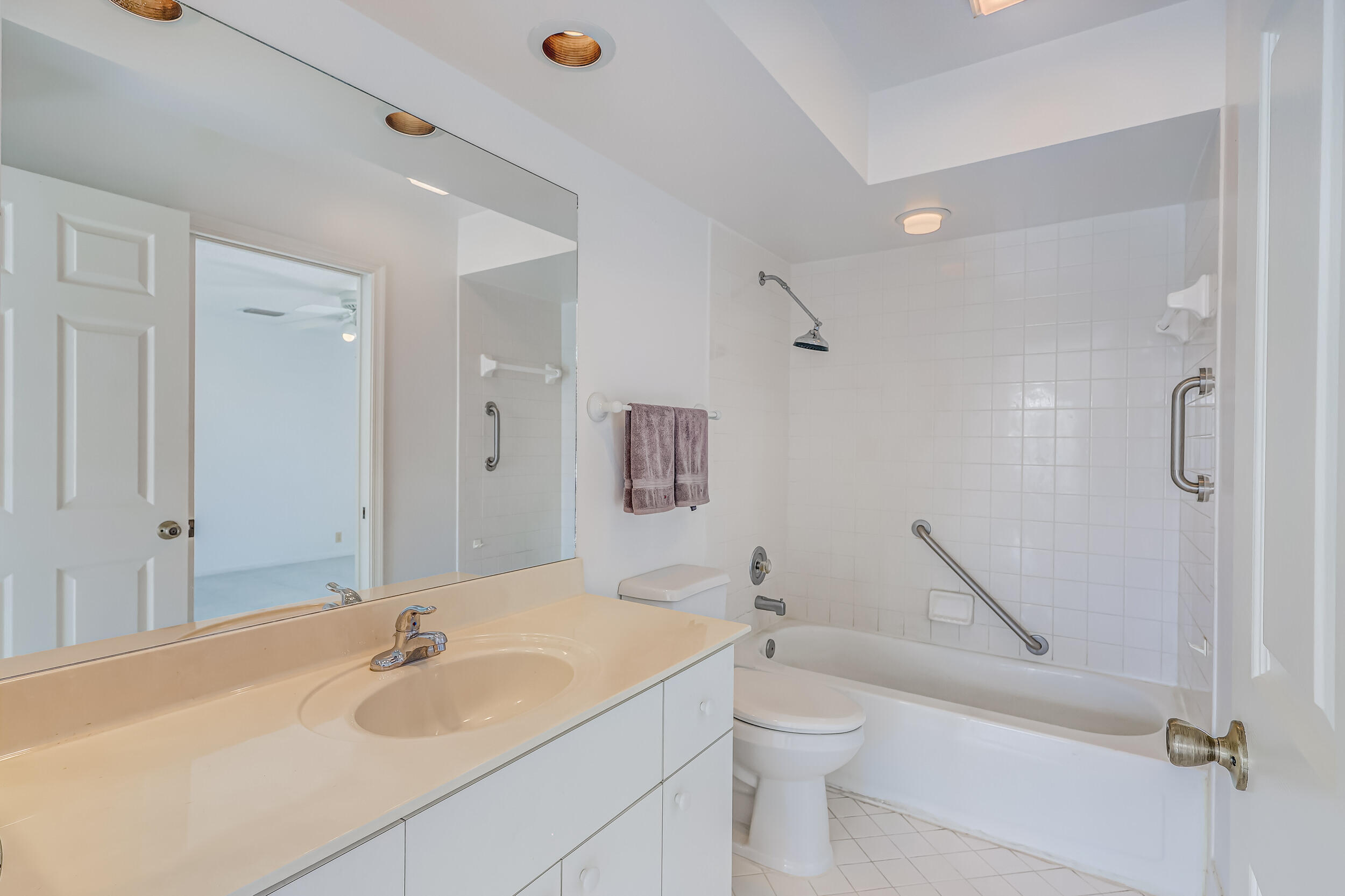 18166 Southeast Fairview Circle Jupiter, FL 33469 - Photo 28 of 48 Second Floor Full Bathroom