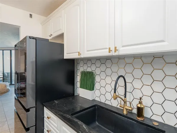 $2,295 | 4822 Ocean Boulevard, Unit 5E, Sarasota, FL 34242