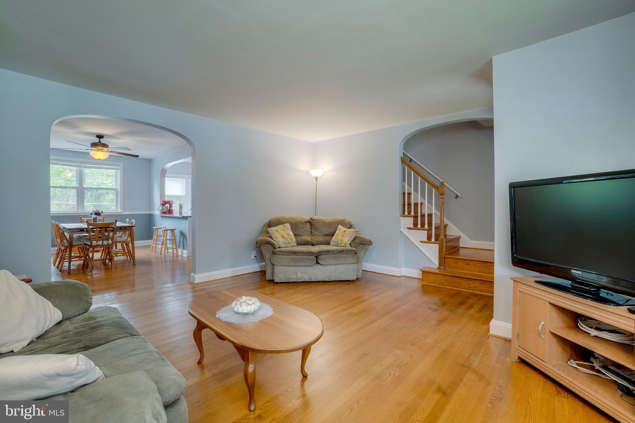 421 Overbrook Road Baltimore, MD 21228 - Photo 4 of 48 Living room